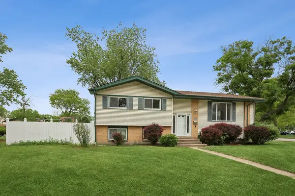 900 Arthur DR, Lombard, IL 60148