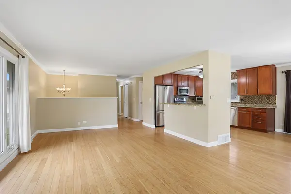 900 Arthur DR, Lombard, IL 60148