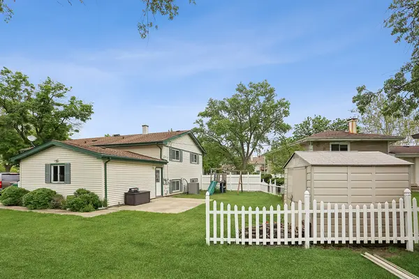 900 Arthur DR, Lombard, IL 60148