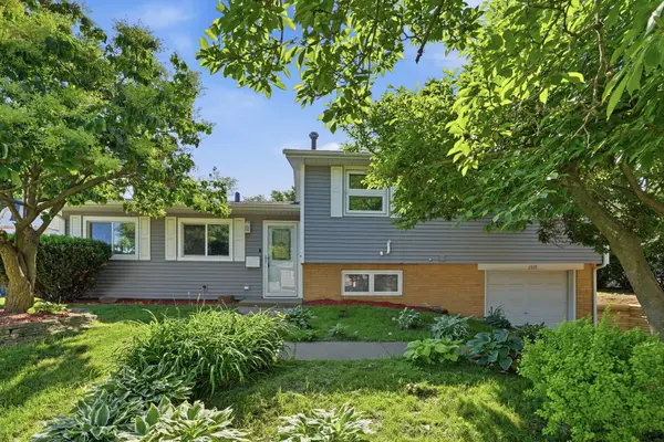 1519 Parklane DR, Bettendorf, IA 52722