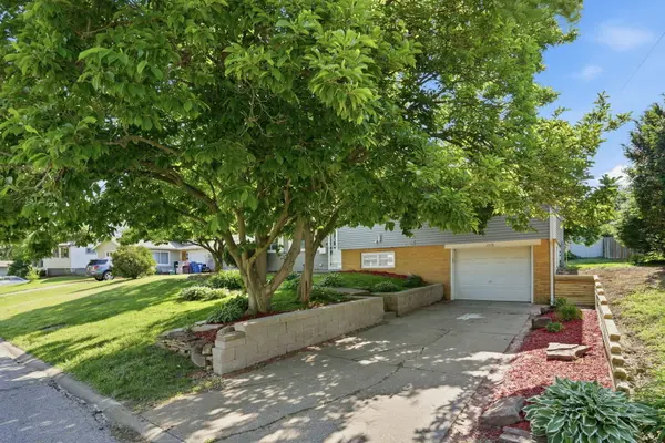 1519 Parklane DR, Bettendorf, IA 52722