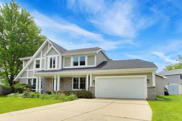 8 Hampton CT, Mundelein, IL 60060