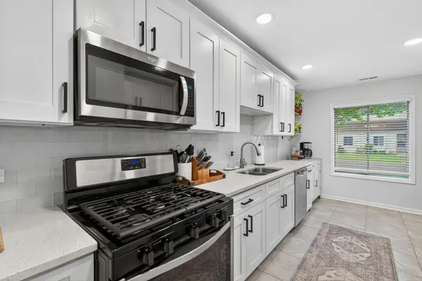 452 Minnesota CIR, Carol Stream, IL 60188
