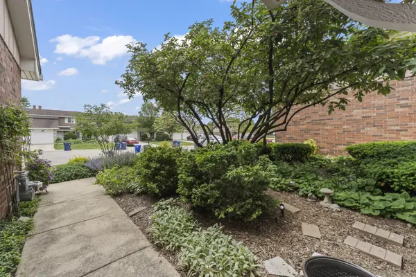 1253 Reading CT, Wheaton, IL 60189