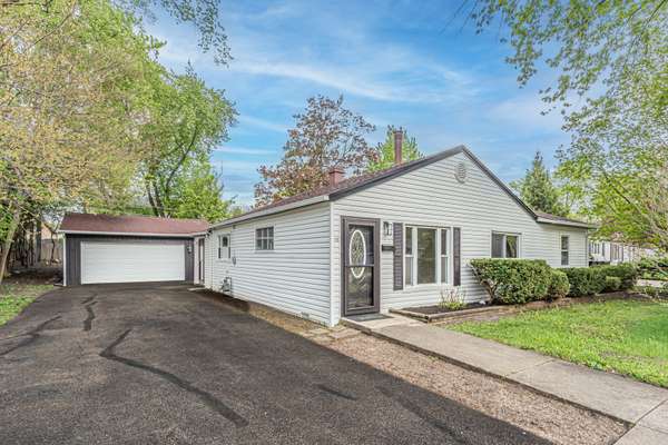 15 Johnathan RD, Lake Zurich, IL 60047
