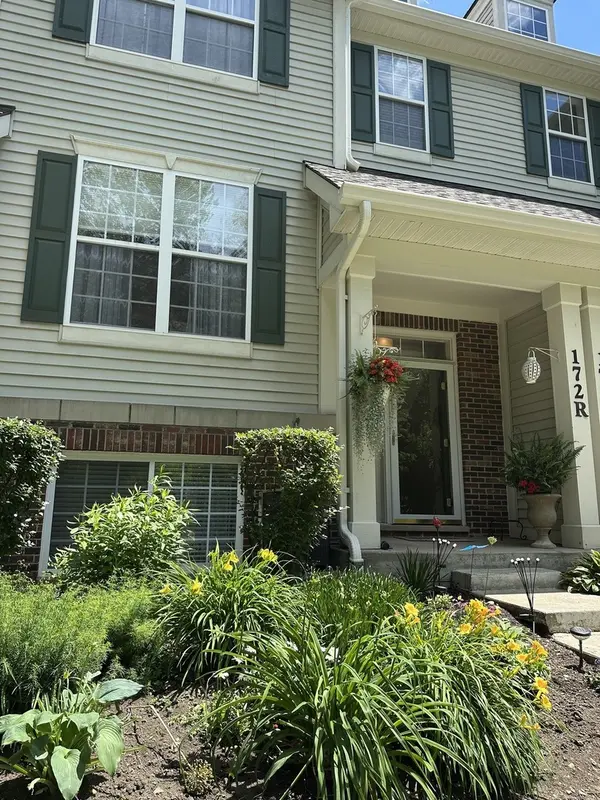 172 N East River RD #R, Des Plaines, IL 60016
