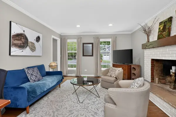305 Tanglewood LN, Naperville, IL 60563