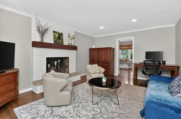 305 Tanglewood LN, Naperville, IL 60563
