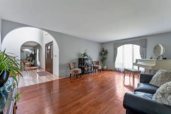 2135 Phillips DR, Glenview, IL 60026