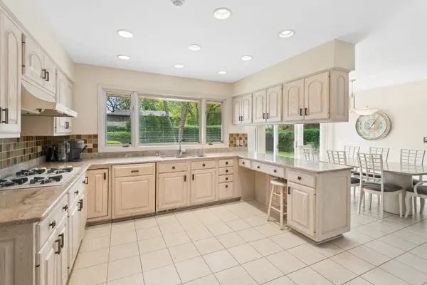 2445 Vicki LN, Northbrook, IL 60062