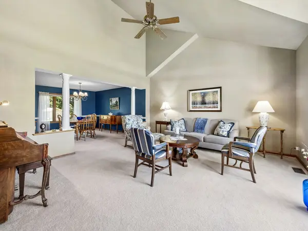 8814 Galleria CT, Spring Grove, IL 60081