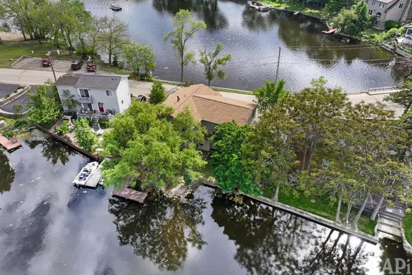 212 Island DR, Island Lake, IL 60042