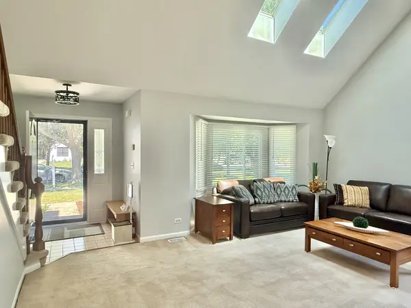 1582 Hinterlong LN, Naperville, IL 60563