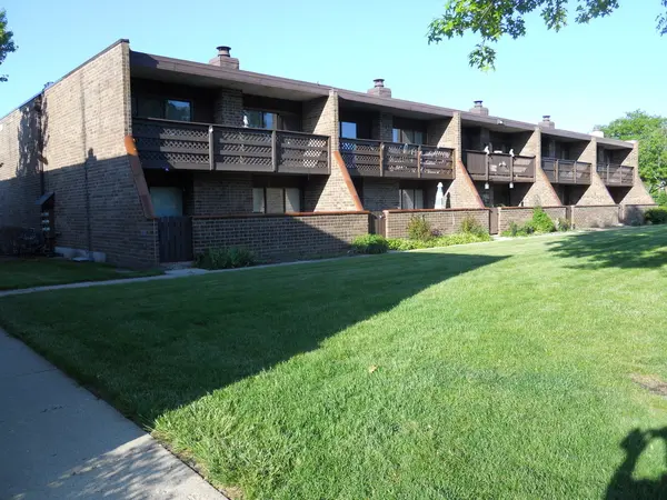 108 Kenneth CIR, Elgin, IL 60120
