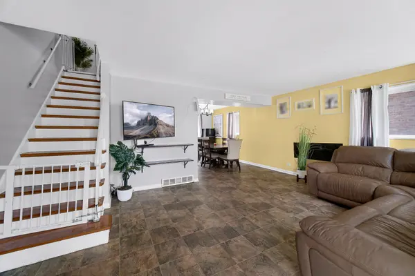 9115 N Gross Point RD, Skokie, IL 60077