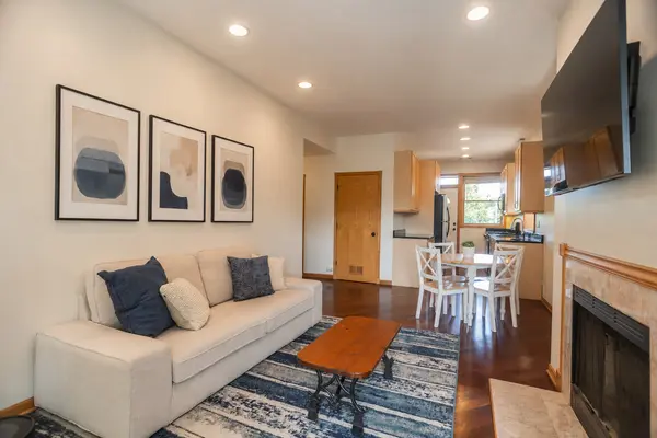 6151 N Glenwood AVE #205, Chicago, IL 60660
