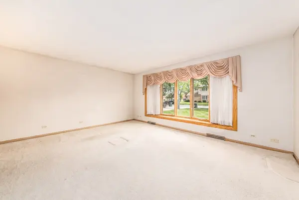 8744 W North TER, Niles, IL 60714