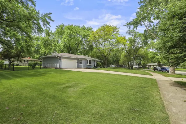 30W111 Bruce LN, Naperville, IL 60563