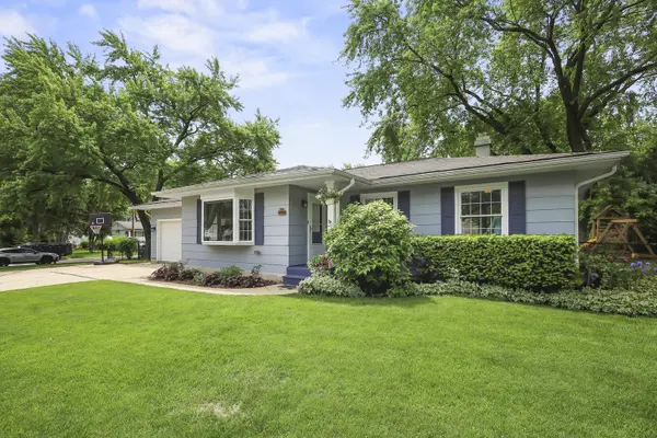30W111 Bruce LN, Naperville, IL 60563