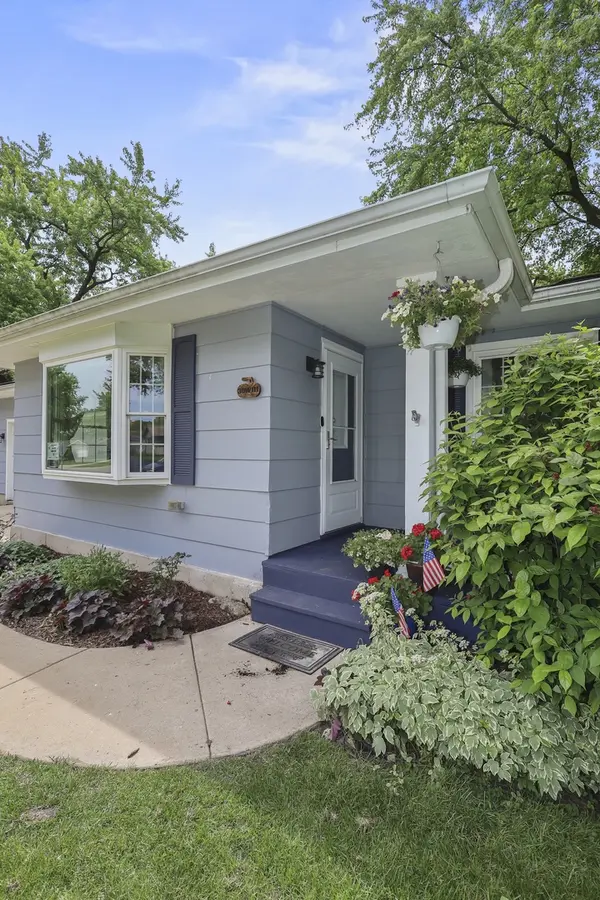 30W111 Bruce LN, Naperville, IL 60563