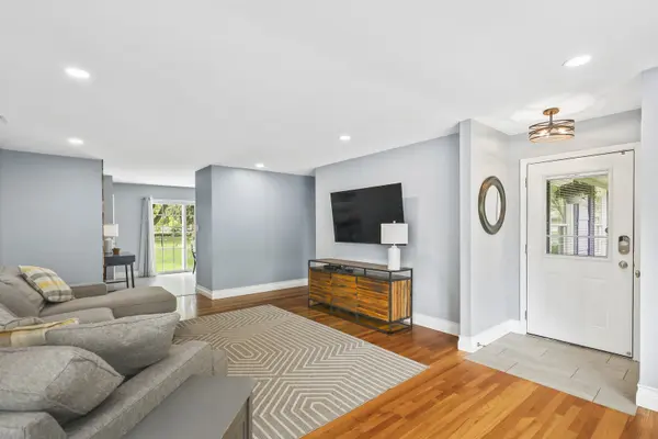 30W111 Bruce LN, Naperville, IL 60563