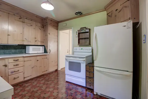 806 N 11th ST, Clinton, IA 52732