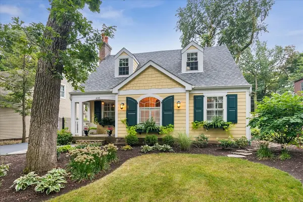 635 Green Briar LN, Lake Forest, IL 60045