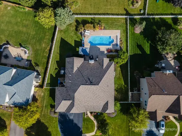 483 Glover DR, North Aurora, IL 60542