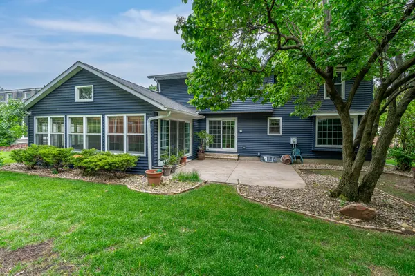 4310 Amesbury DR, Bettendorf, IA 52722
