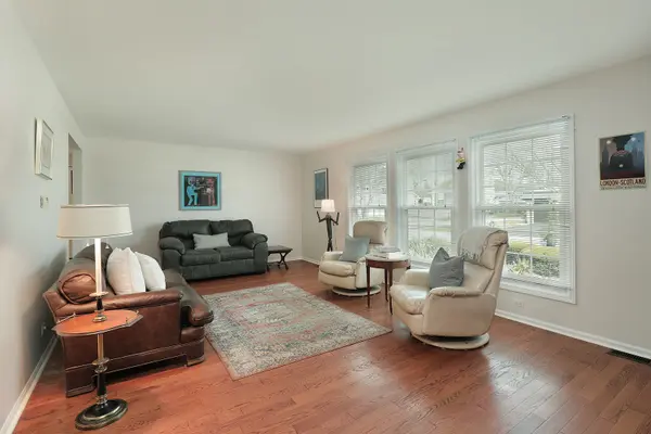 1255 Laurel AVE, Deerfield, IL 60015