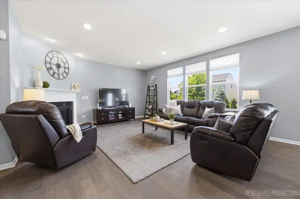 708 Rochester LN, South Elgin, IL 60177