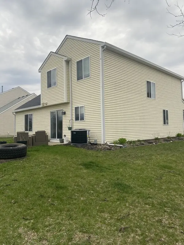 1 Hobart CT, South Elgin, IL 60177