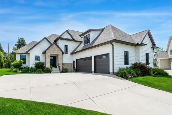 6925 Grover Station, Bettendorf, IA 52722