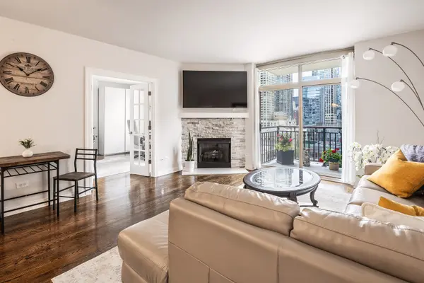 21 W Chestnut ST #1206, Chicago, IL 60610