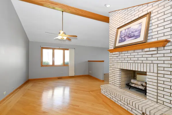 1216 Country LN, Lemont, IL 60439
