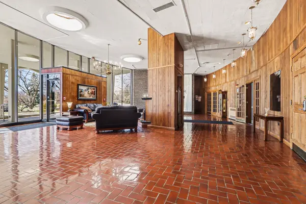 20 N Tower RD #4C, Oak Brook, IL 60523