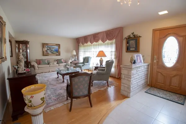 8662 N Merrill ST, Niles, IL 60714
