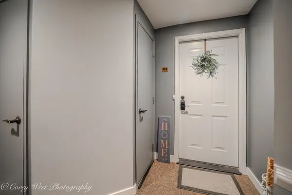 2671 Stone CIR #103, Geneva, IL 60134