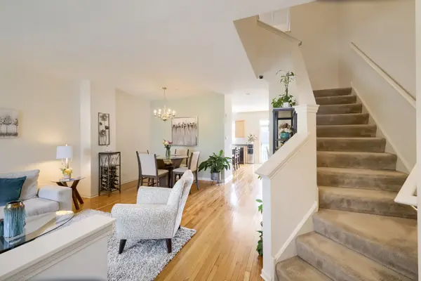 290 Broadmoor LN, Bartlett, IL 60103