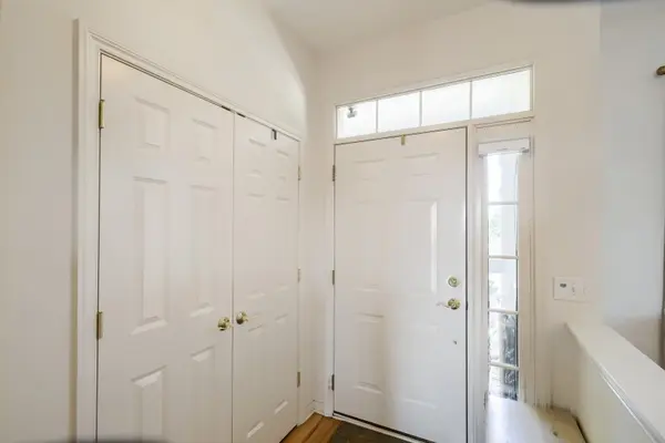 290 Broadmoor LN, Bartlett, IL 60103