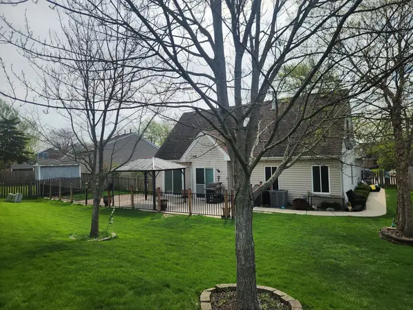 10 Ash CT, Streamwood, IL 60107