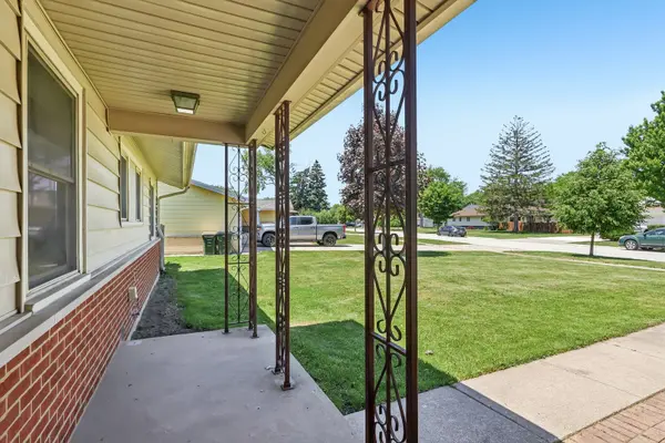 511 Walnut LN, Elk Grove Village, IL 60007