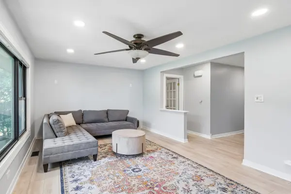 511 Walnut LN, Elk Grove Village, IL 60007