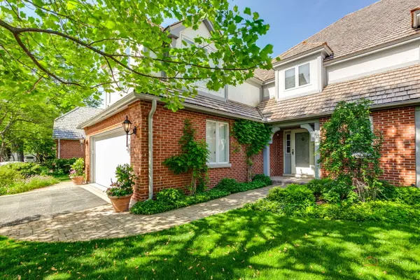 1066 Franz DR, Lake Forest, IL 60045