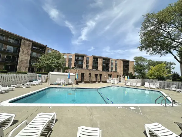 500 W Huntington Commons RD #157, Mount Prospect, IL 60056