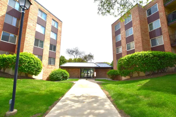 500 W Huntington Commons RD #157, Mount Prospect, IL 60056