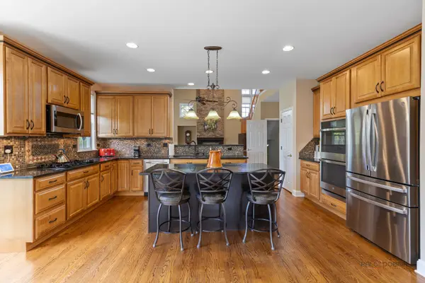 2203 Miramar CT, Buffalo Grove, IL 60089
