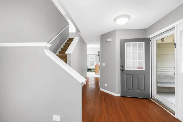 1646 Gleneagle DR, Carpentersville, IL 60110