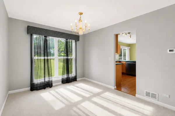 1646 Gleneagle DR, Carpentersville, IL 60110
