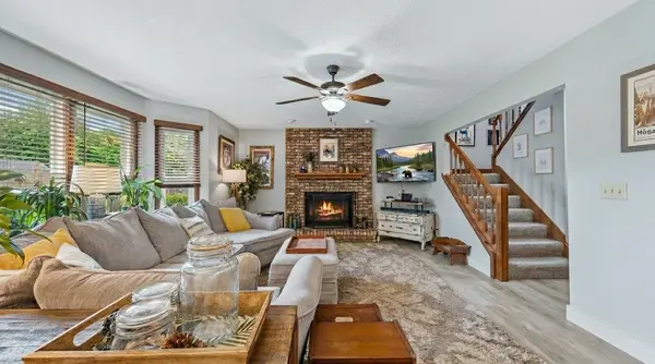 1203 Royal Pointe DR, Bloomington, IL 61704